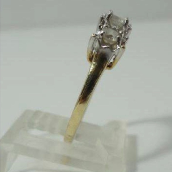 Beautiful diamond ring, 10 karat yellow gold three diamonds - Picture 9 of 11